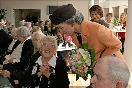 91 årige Ella Lynggaard Boll, tidligere "øgården" i Gelstrup hilser på Prinsesse Benedikte
